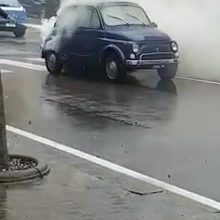 Photo of Cinquecento in fiamme al viale Diaz. Intervento immediato della polizia scongiura il peggio