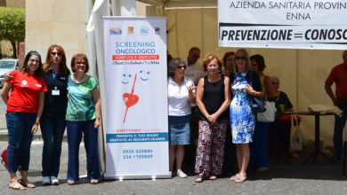Photo of Banchetto ASP in piazza per promuovere l’informazione sulla prevenzione dei tumori e sulla donazione sangue e organi