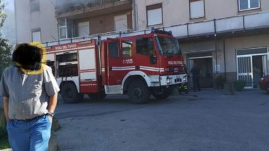 Photo of Agenti  della  Polizia  di  Stato  salvano  una  coppia  di anziani nell’appartamento invaso dalle fiamme.