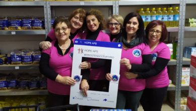 Photo of Le vespiste dell’associazione Vespa club consegnano la spesa ai volontari dell’associazione Hope