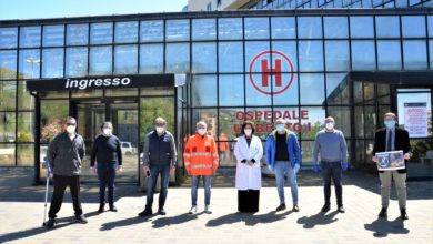 Photo of La squadra di Pallamano dona delle tute al personale dell’Ospedale