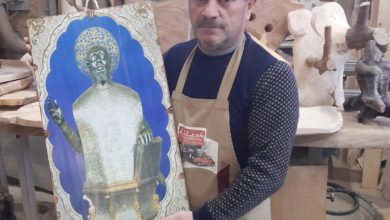 Photo of Agira: il falegname-artista Sillicato dona quadro su legno di San Filippo. Andrà in beneficenza  