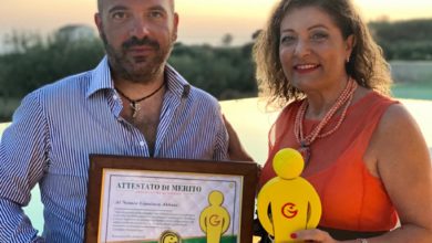 Photo of Il Notaio Gianluca Abbate riceve il Gogòl  dalla collega Filomena Greco