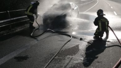 Photo of Vigili del fuoco spengono auto in fiamme sull’autostrada