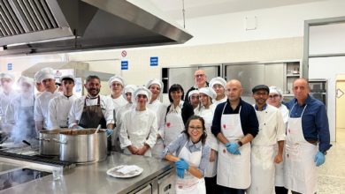 Photo of La confraternita del Sacro Cuore di Gesù e gli studenti dell’Istituto Alberghiero distribuiscono pasti caldi