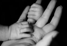 Photo of Una madre, un braccialetto elettronico e due figli lontani: la storia di Sara