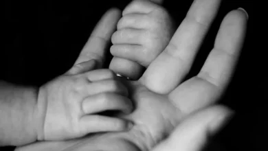 Photo of Una madre, un braccialetto elettronico e due figli lontani: la storia di Sara
