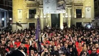 Photo of Enna: il ritorno della Madonna Addolorata, un abbraccio di fede e amore