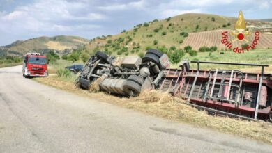 Photo of Autoarticolato si ribalta sulla SP 19, ferito il conducente