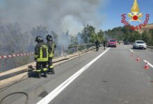 Photo of Camion precipita dal viadotto e prende fuoco: un morto, chiusi svincolo Enna e SS192