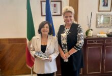 Photo of Enna, al palazzo del Governo il Prefetto incontra il Console Generale rumeno Carmen Axenie