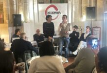 Photo of “Imbalsamare”: poesia, amicizia e giovani talenti al centro della serata all’Al Kenisa