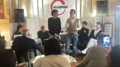 Photo of “Imbalsamare”: poesia, amicizia e giovani talenti al centro della serata all’Al Kenisa