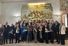 Photo of Luce, terra e memoria: il Premio Sikelós 2025 a Ornella Gullotta