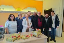 Photo of La Confraternita Maria Ss. di Valverde dona giocattoli al reparto di Pediatria dell’ “Umberto I” di Enna