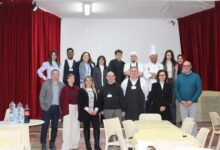 Photo of “L’abbraccio che rompe il gelo: a Enna il pranzo di Pasqua che restituisce dignità.”