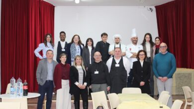 Photo of “L’abbraccio che rompe il gelo: a Enna il pranzo di Pasqua che restituisce dignità.”