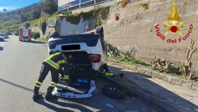 Photo of Enna, auto si ribalta in Via Pergusa