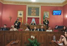 Photo of Scontri a Sala Euno: la maggioranza si prende anche la vicepresidenza. Crisafulli difende le indennità: “Danno dignità alla politica”