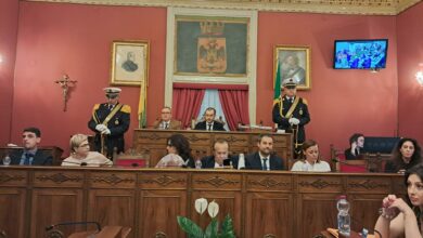 Photo of Scontri a Sala Euno: la maggioranza si prende anche la vicepresidenza. Crisafulli difende le indennità: “Danno dignità alla politica”