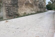 Photo of Castello di Lombardia, crolla un masso della cinta muraria: chiusa parzialmente la strada perimetrale, convocato un tavolo tecnico