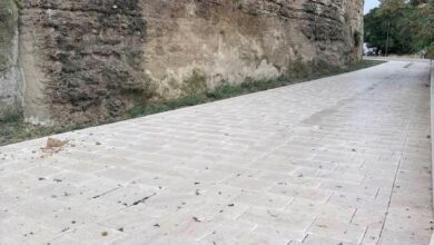 Photo of Castello di Lombardia, crolla un masso della cinta muraria: chiusa parzialmente la strada perimetrale, convocato un tavolo tecnico
