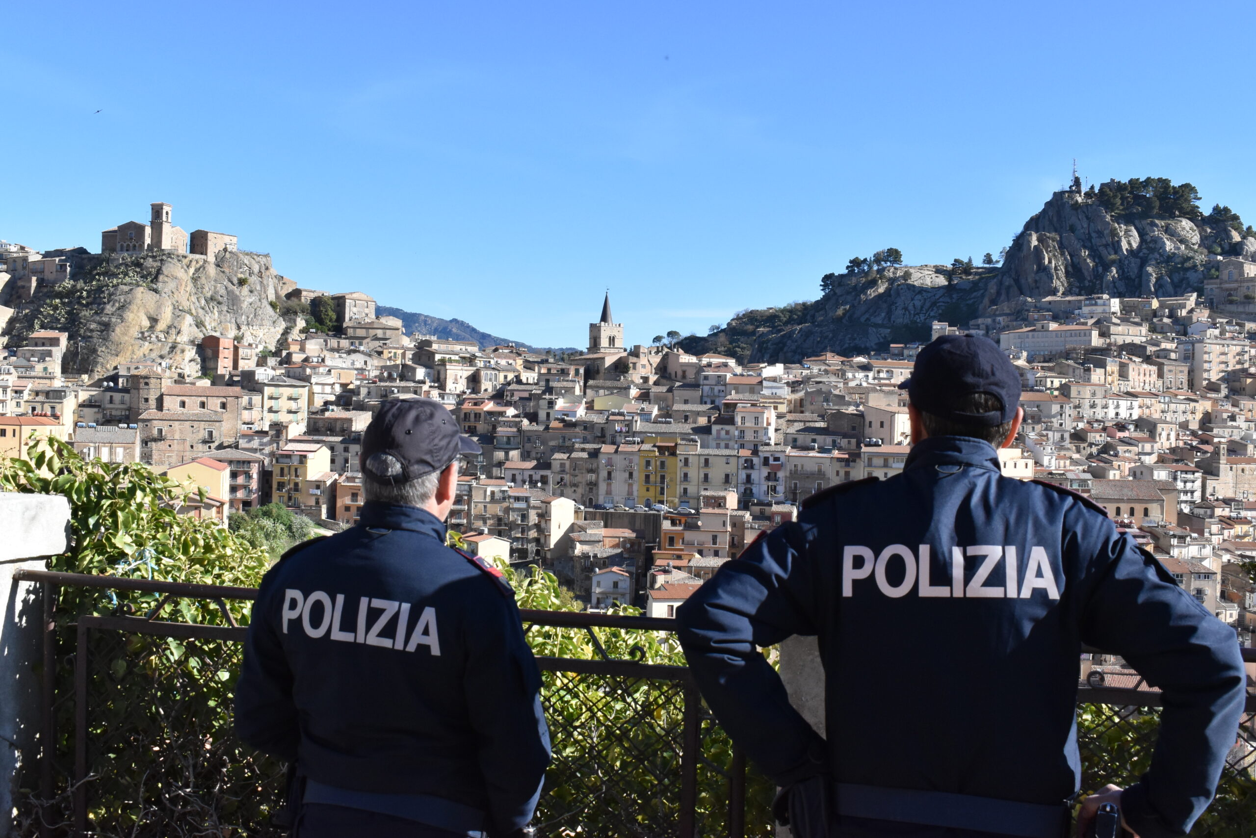 Photo of Nicosia (En), truffa un’anziana fingendosi poliziotto e sperona l’auto della Polizia durante la fuga: arrestato