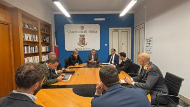 Photo of Polizia di Stato: il Questore di Enna, Cono Incognito, convoca un tavolo tecnico per la predisposizione di mirati servizi di prevenzione ai furti con violenza sulle cose ai danni di Istituti bancari e postali