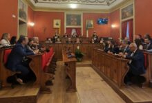 Photo of Enna, il Consiglio comunale approva l’aumento del gettone. Quattro contrari: “Non è il momento”